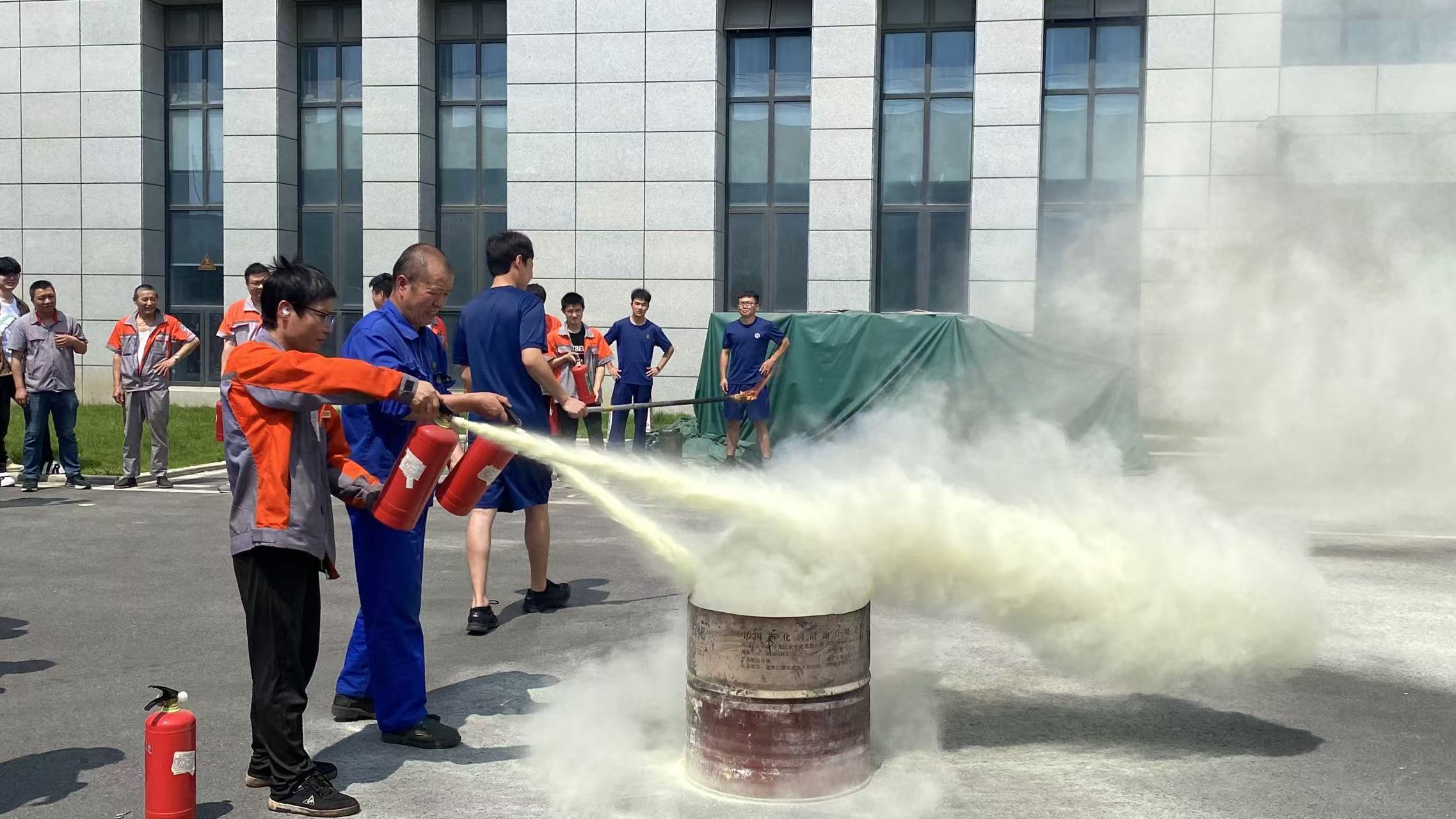 爭(zhēng)分奪秒，守護(hù)安全！新發(fā)現(xiàn)開(kāi)展消防演習(xí)全力筑牢 “安全網(wǎng)”